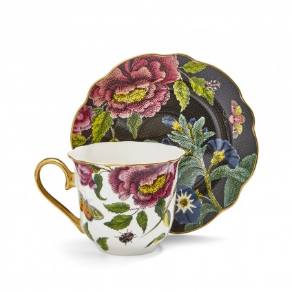 Teetasse und Untertasse mit dunklem Blumenmuster