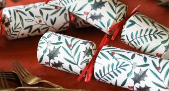 Jolly Holly 33 cm handgerollte Cracker in Geschenkbox
