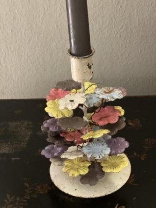 Kerzenständer aus Metall mit bunten Blumen