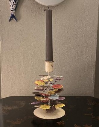 Kerzenständer aus Metall mit bunten Blumen