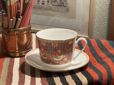 Breakfast Cup with Saucer Strawberry Thief Red