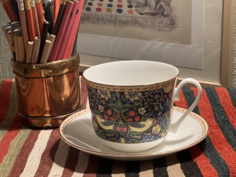 763 / 5.000 Breakfast cup and saucer Strawberry Thief Blue