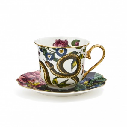 Teetasse und Untertasse mit dunklem Blumenmuster